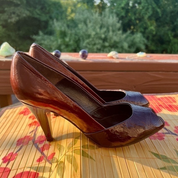 Salvador Sapena Women's Leather Peep Toe Pumps - 37 1/2 (Size 7) - Picture 3 of 5